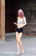 【就爱时尚】黑色毛边短裤搭配高跟凉鞋打造的绝美大长腿非常吸睛