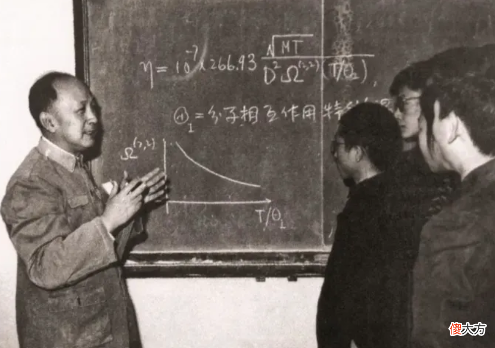 【历史故事】钱学森98岁不幸病逝，三军仪仗队抬棺规格及高，上千人含泪送行