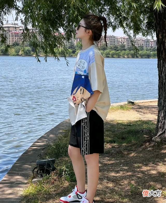 【时尚一点】T恤穿搭不挑人，简单又不会出错，还能穿出时尚感