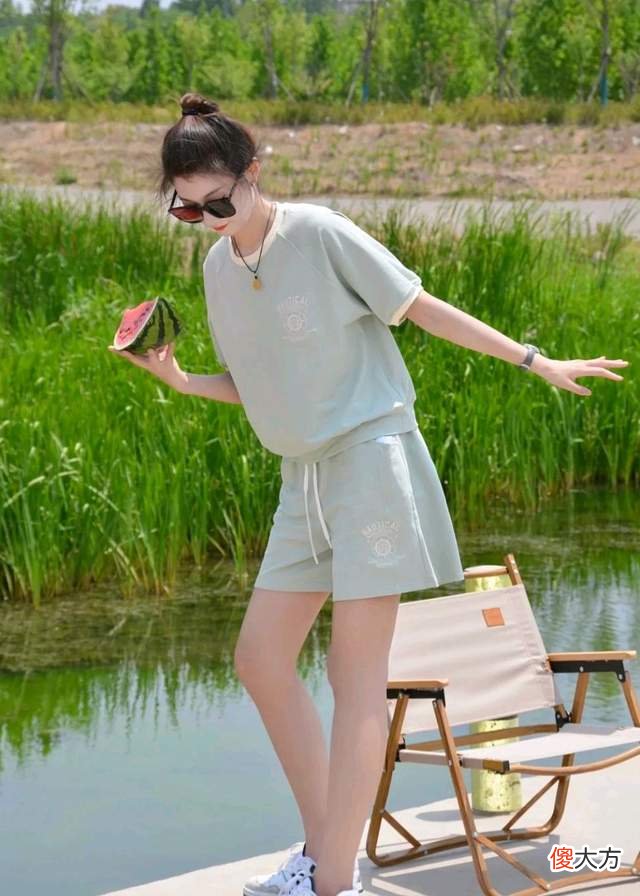 【时尚一点】T恤穿搭不挑人，简单又不会出错，还能穿出时尚感