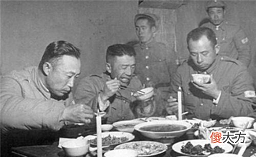 【历史故事】美国人镜头下的国军:装备先进,伙食丰富,图5是抽烟的女兵