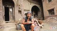 【历史故事】清代状元的后裔:隐居深山状元府,守护着祖宅,没水没电乞讨为生