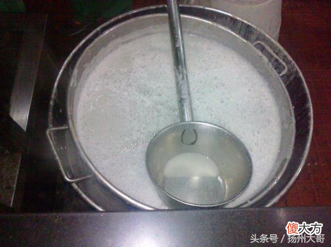 “老北京”的最爱，外地人闻来酸爽刺鼻难于下咽的那一碗豆汁儿