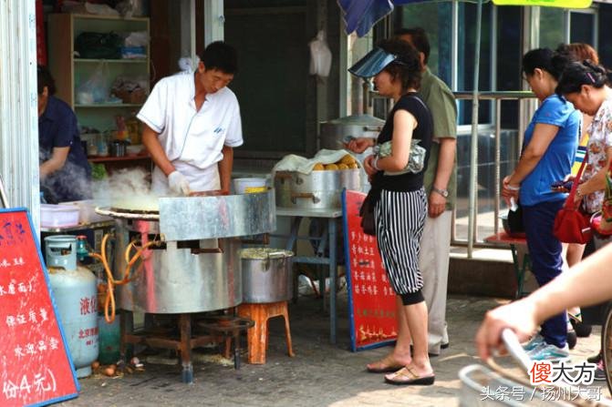 “老北京”的最爱，外地人闻来酸爽刺鼻难于下咽的那一碗豆汁儿