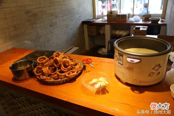 “老北京”的最爱，外地人闻来酸爽刺鼻难于下咽的那一碗豆汁儿