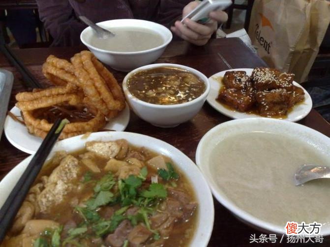 “老北京”的最爱，外地人闻来酸爽刺鼻难于下咽的那一碗豆汁儿