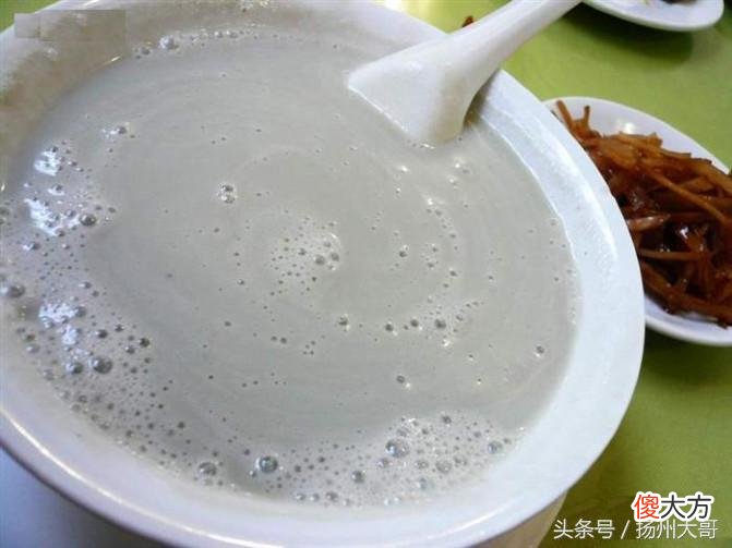 “老北京”的最爱，外地人闻来酸爽刺鼻难于下咽的那一碗豆汁儿