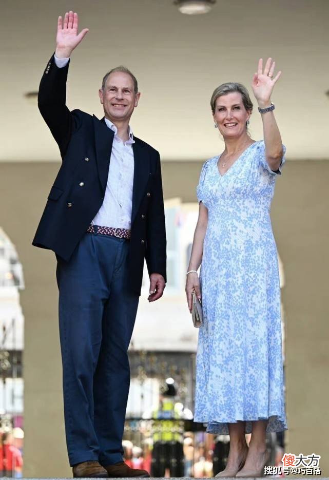 【就爱时尚】57岁的王室夫人索菲，选择的连衣裙都极具参考价值