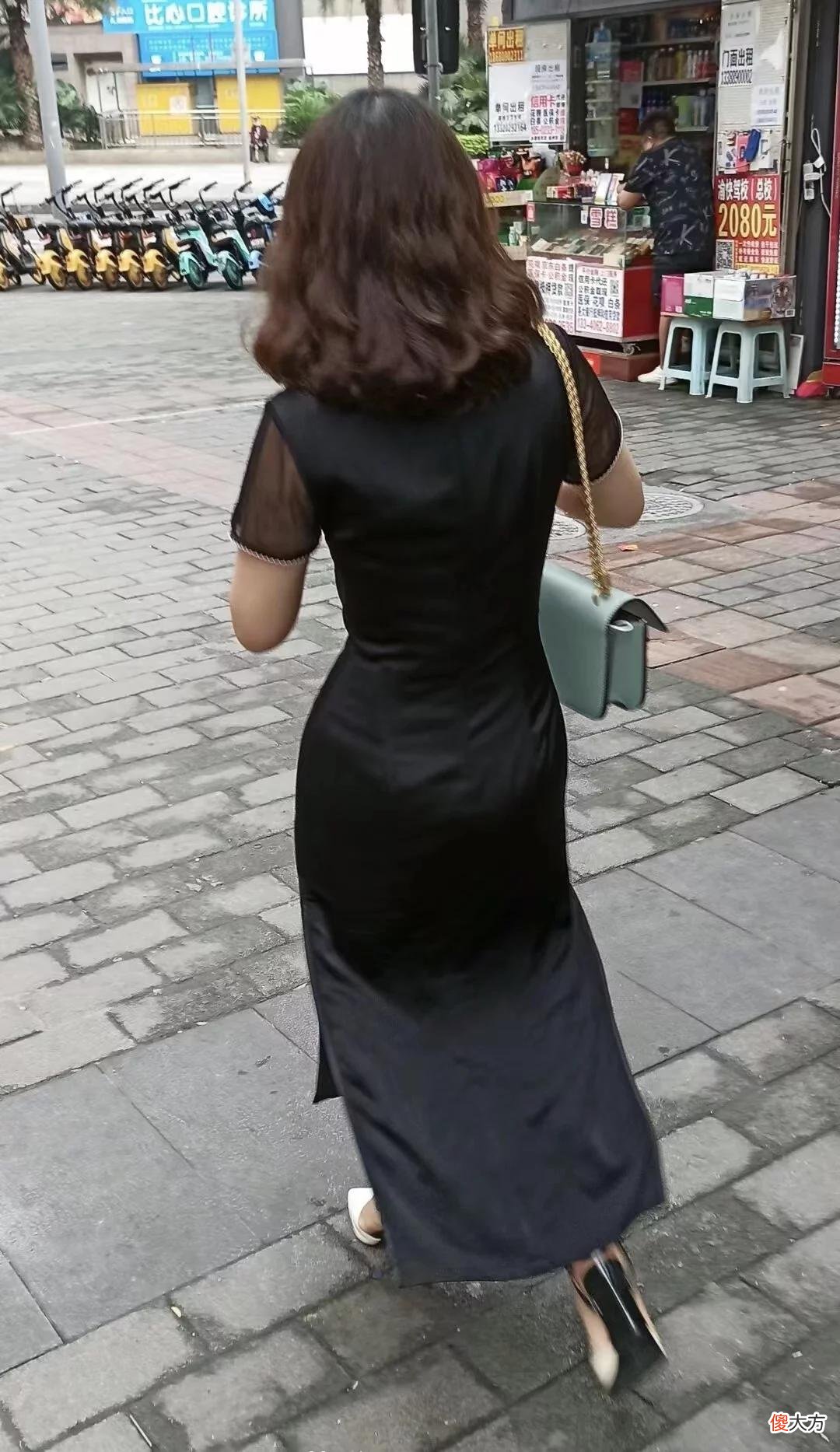 【时尚一点】小姐姐一袭黑色裙装身材凹凸感十足美不胜收，尽显轻熟女人味
