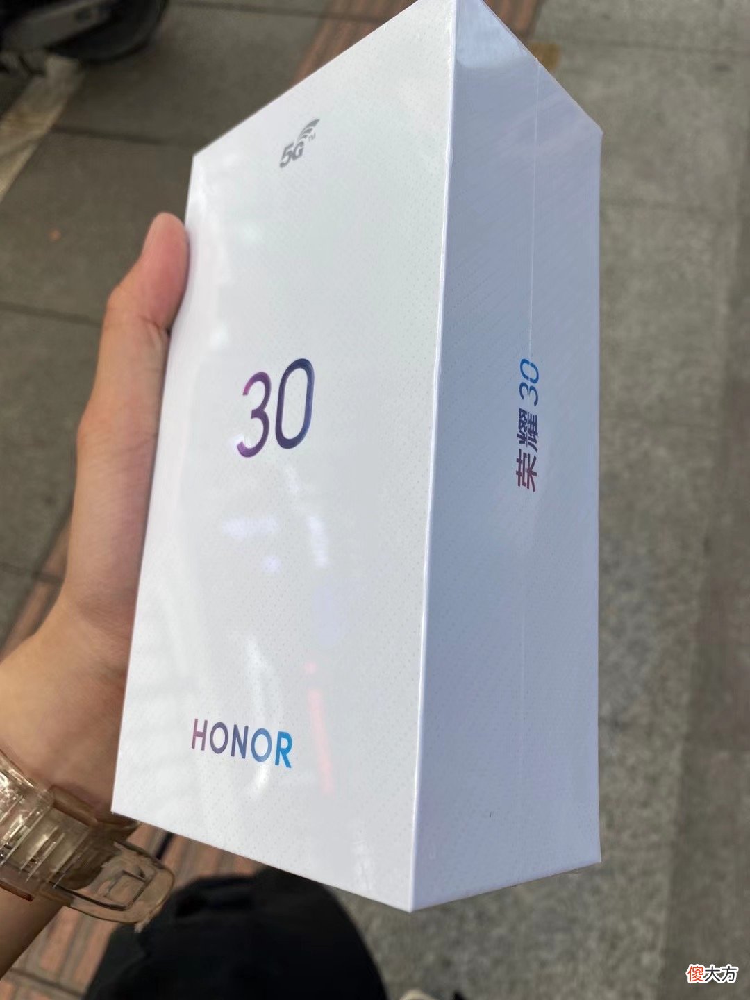 荣耀V40轻奢版凭什么卖3000块 荣耀v40轻奢版为啥卖这么贵