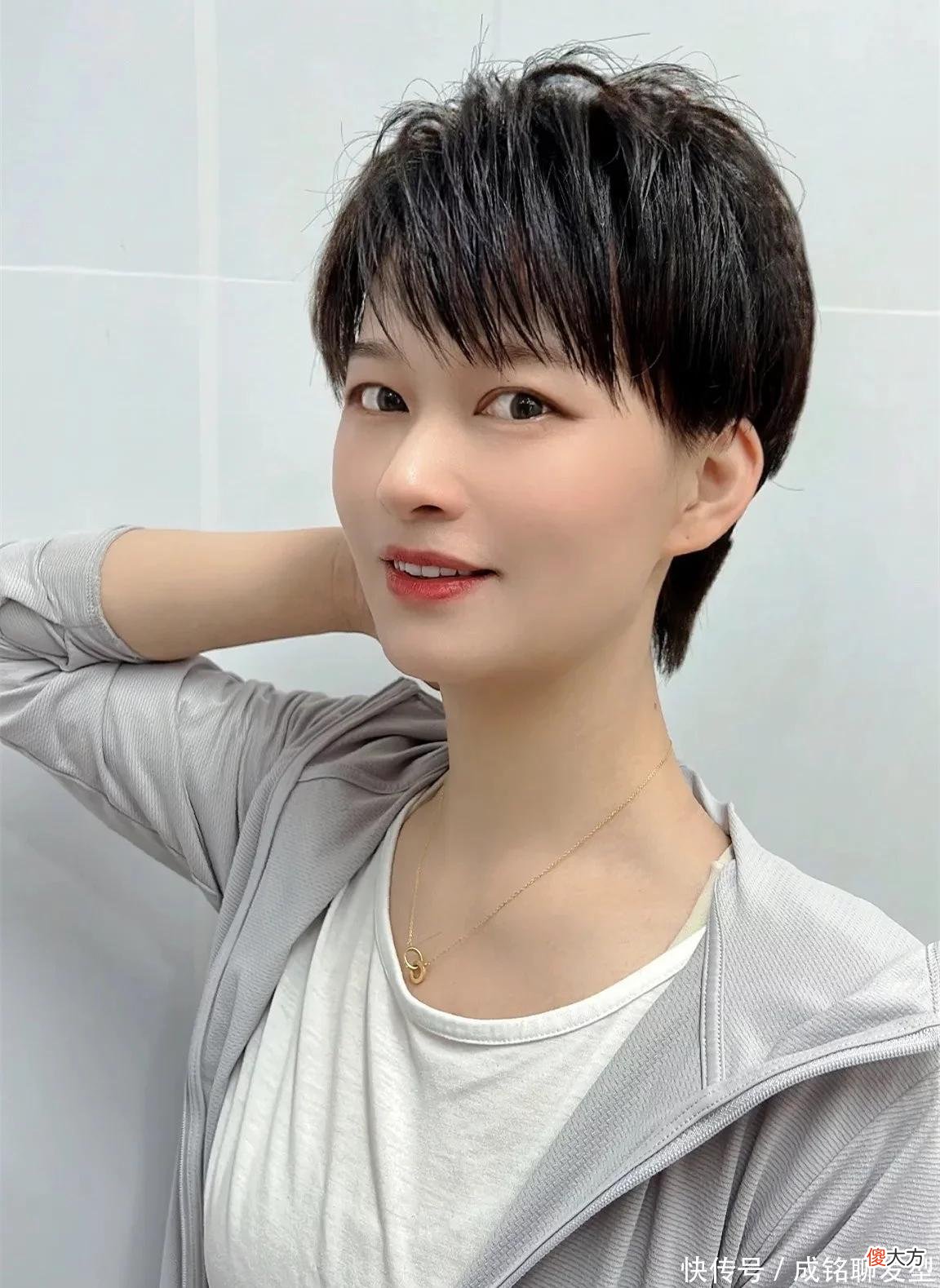 【就爱时尚】中年女人白发越来越多，你会选择染发吗？托尼老师给出4个建议