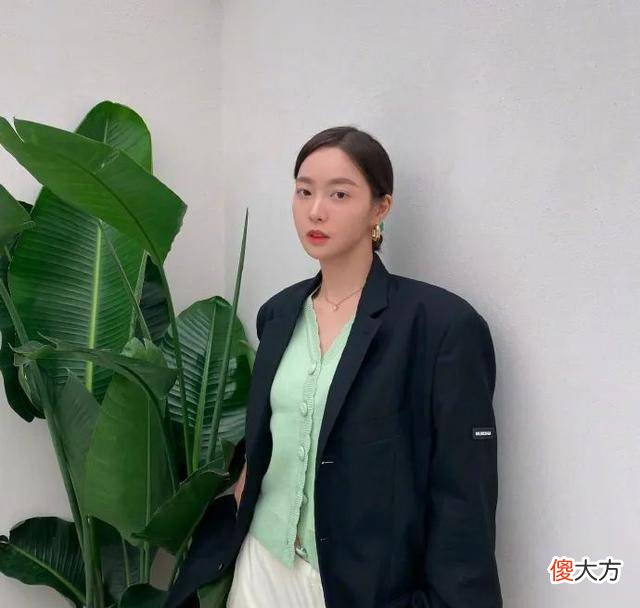 【就爱时尚】身材不够好的女生不要单穿修身款针织开衫，穿起来不会太老气