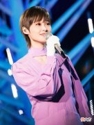 【就爱时尚】李宇春穿紫色长裙格外温柔，从配色到服装面料选择