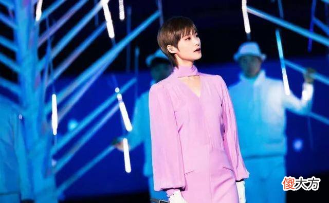【就爱时尚】李宇春穿紫色长裙格外温柔，从配色到服装面料选择