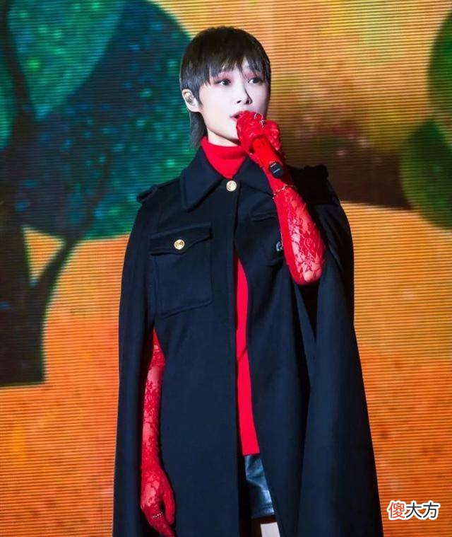 【就爱时尚】李宇春穿紫色长裙格外温柔，从配色到服装面料选择
