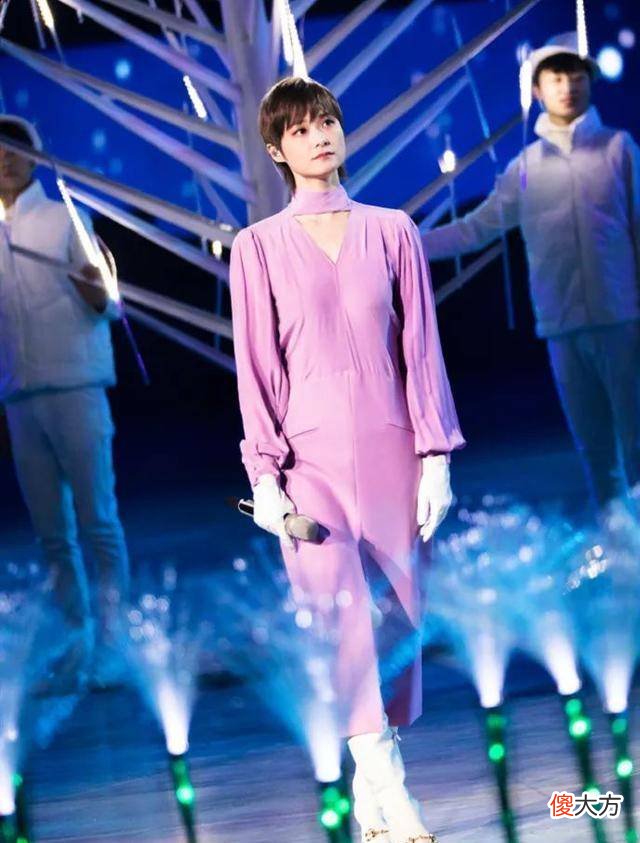 【就爱时尚】李宇春穿紫色长裙格外温柔，从配色到服装面料选择