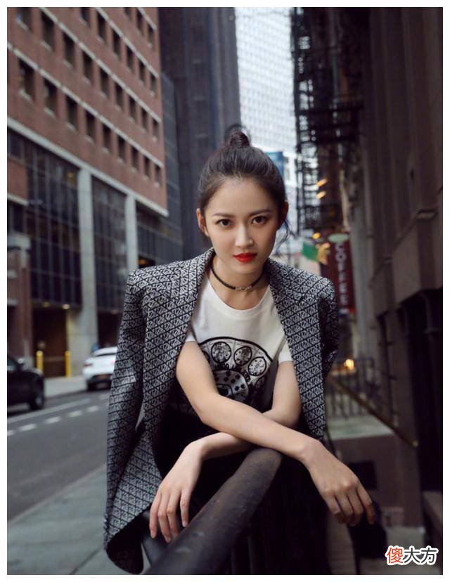 【时尚一点】陈钰琪重战米兰时装周，亮黄礼服亮相米兰时装周，优雅大气