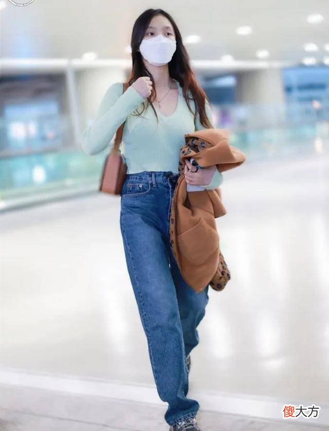 【时尚一点】春末别再穿卫衣了，学李沁林允这样穿，温婉大气，难怪女明星喜欢