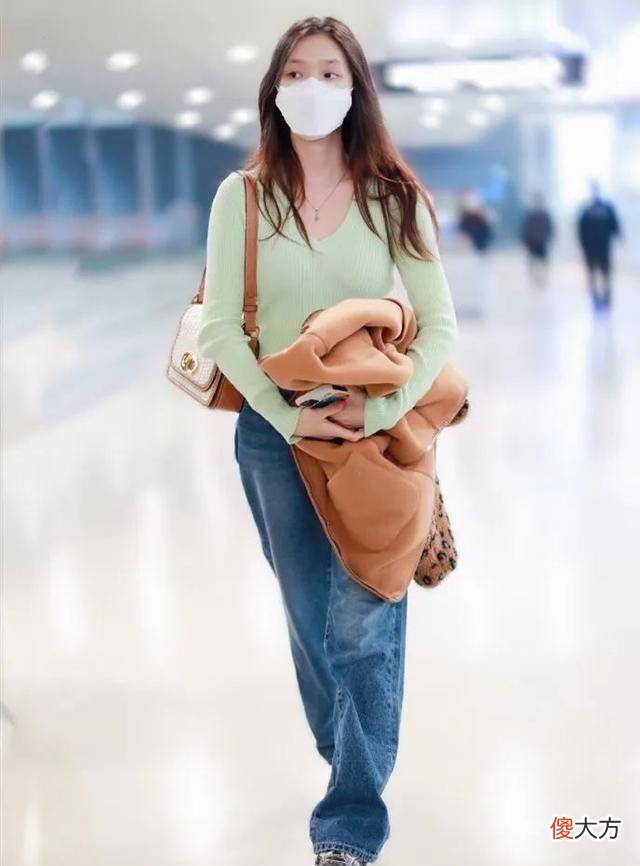 【时尚一点】春末别再穿卫衣了，学李沁林允这样穿，温婉大气，难怪女明星喜欢