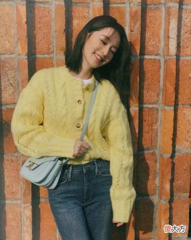 【时尚一点】春末别再穿卫衣了，学李沁林允这样穿，温婉大气，难怪女明星喜欢