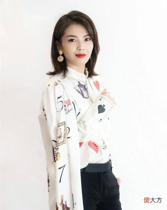 【就爱时尚】刘涛穿扑克衬衫配红唇，优雅精致又高级，御姐气质拿捏超到位