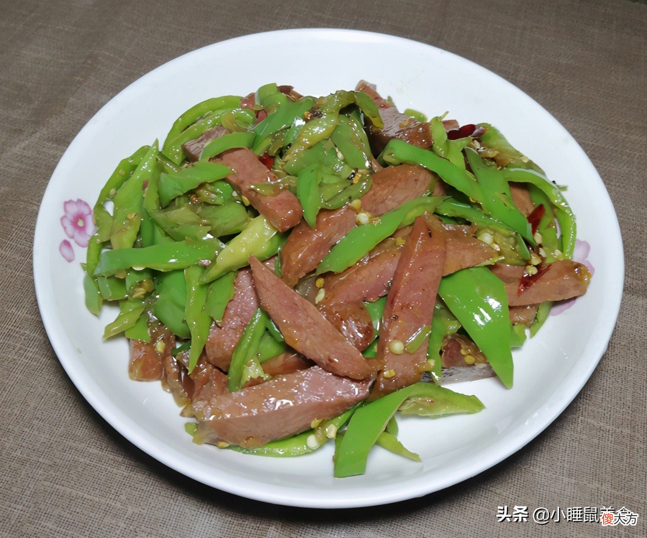 鲜嫩美味的驴肉炒青椒 驴肉炒青椒怎么做好吃