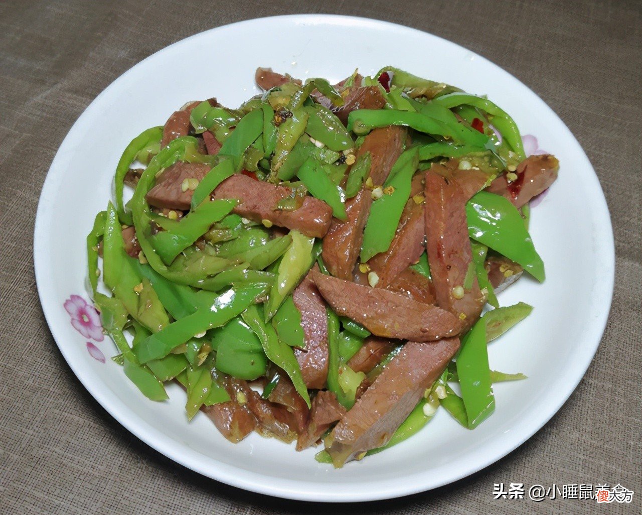 鲜嫩美味的驴肉炒青椒 驴肉炒青椒怎么做好吃