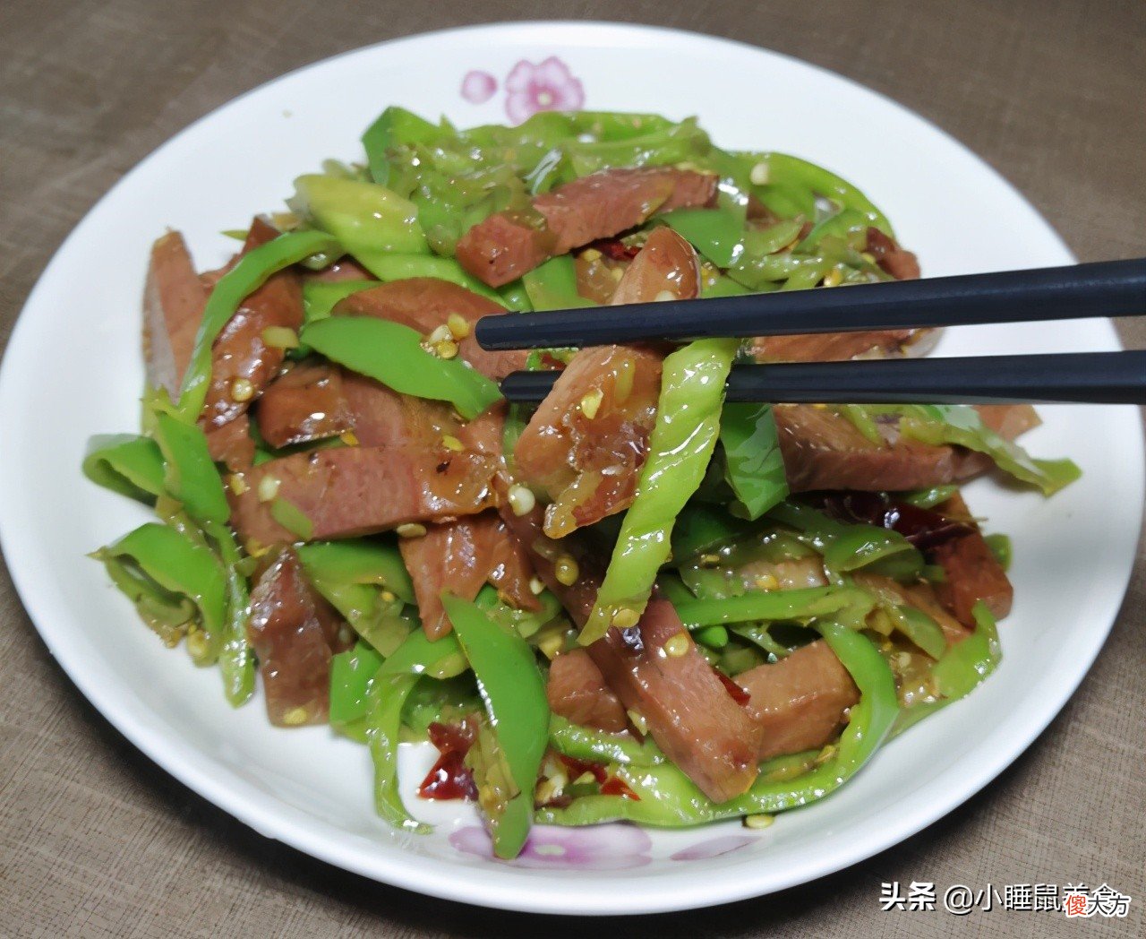 鲜嫩美味的驴肉炒青椒 驴肉炒青椒怎么做好吃
