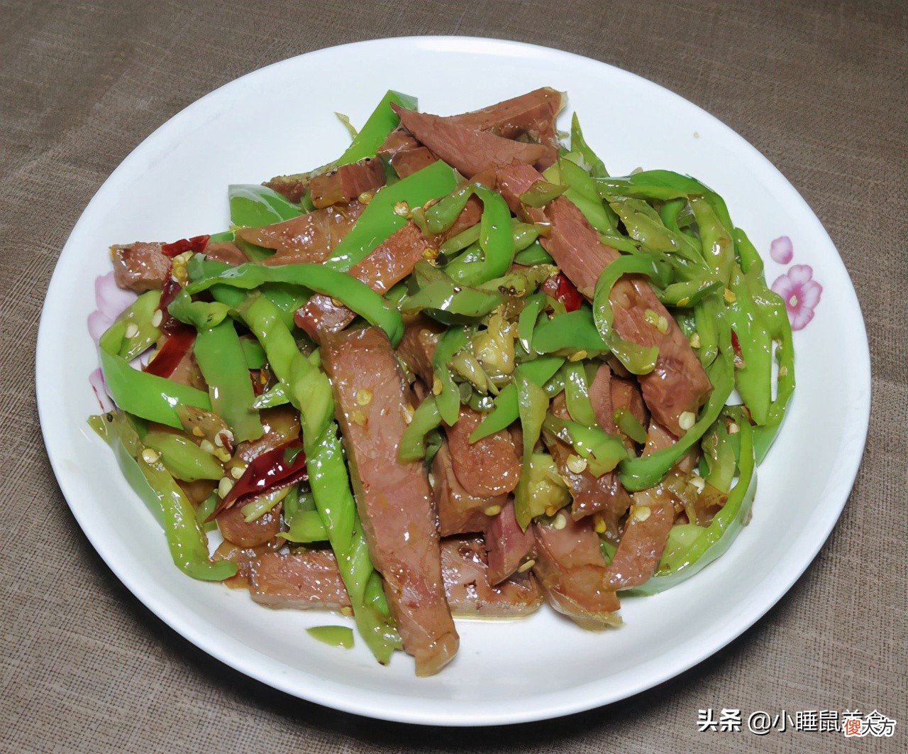 鲜嫩美味的驴肉炒青椒 驴肉炒青椒怎么做好吃