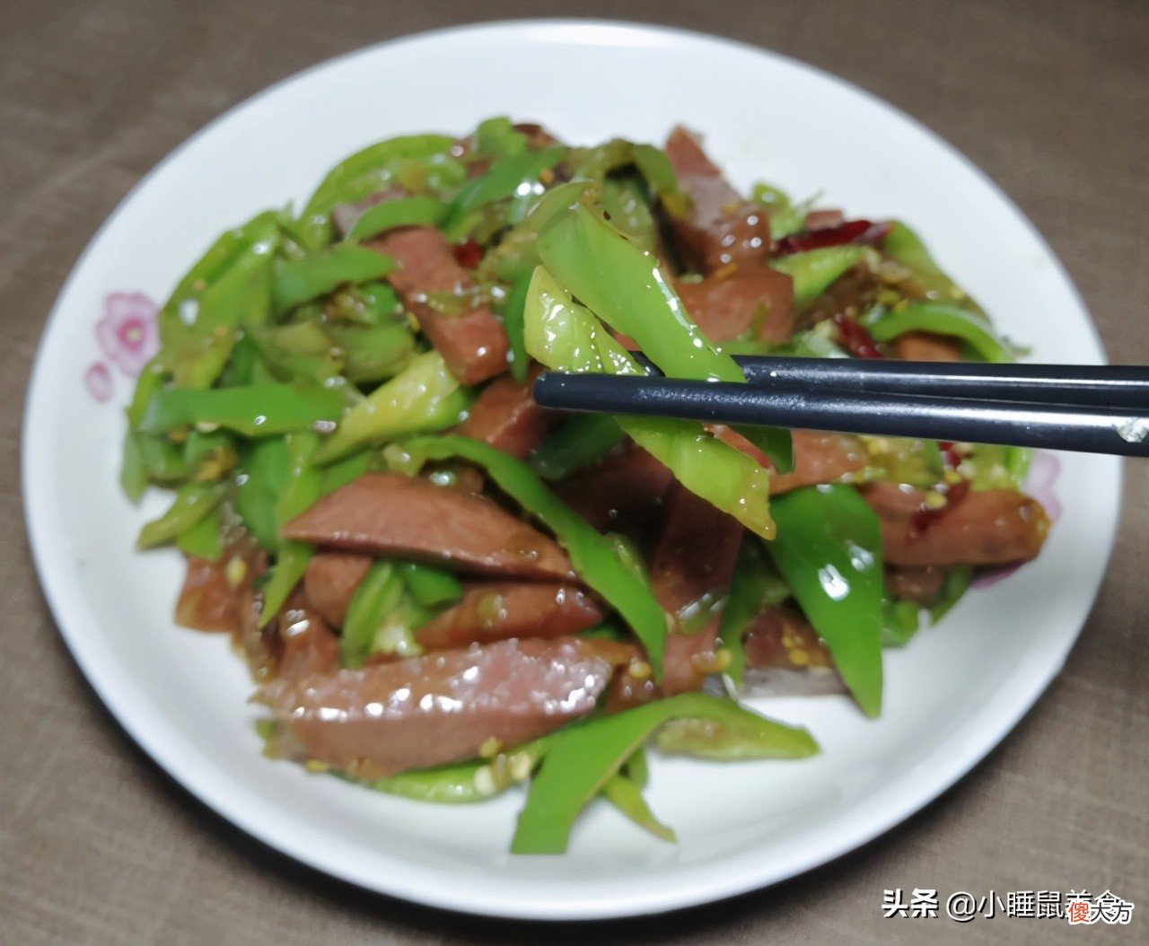 鲜嫩美味的驴肉炒青椒 驴肉炒青椒怎么做好吃