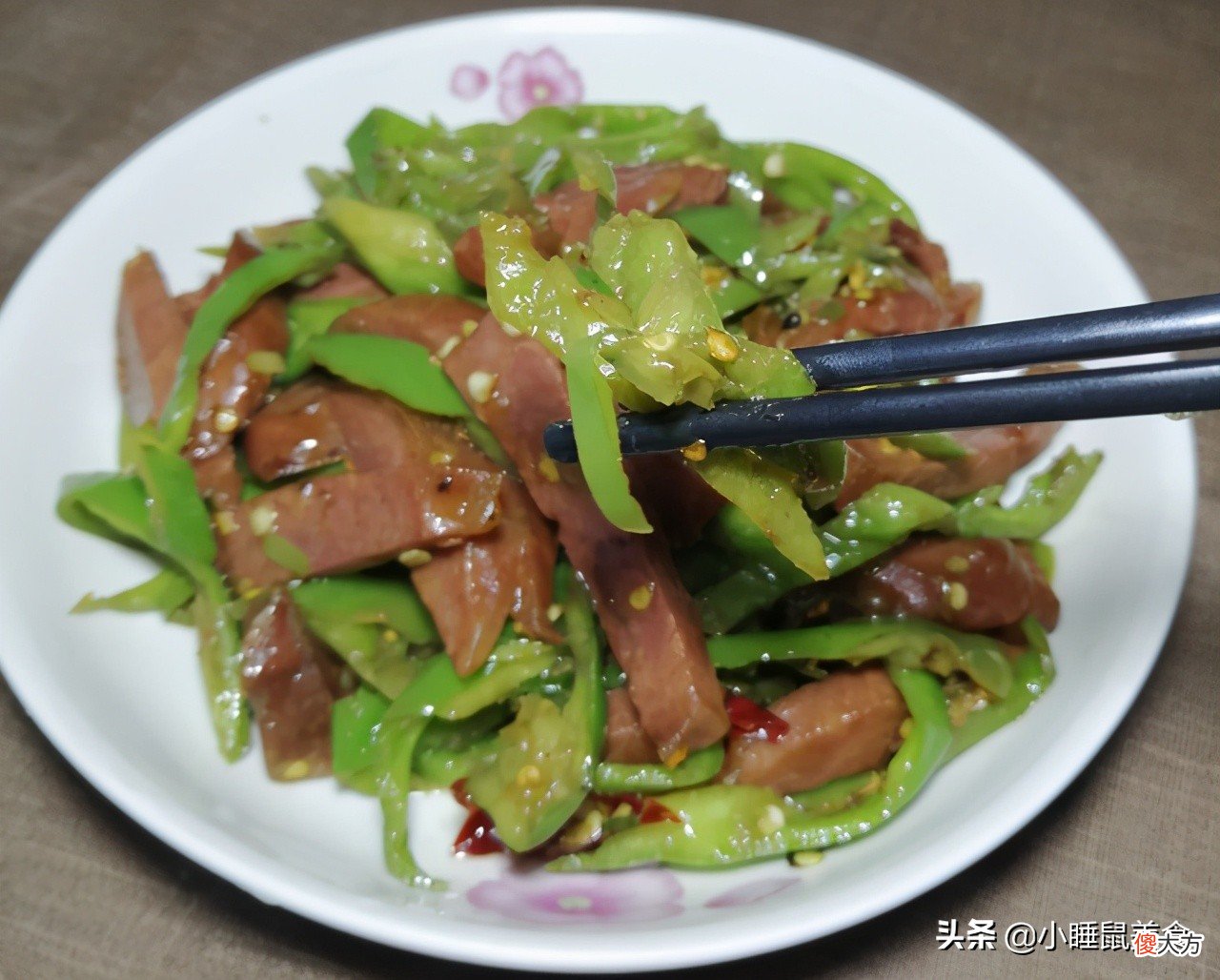 鲜嫩美味的驴肉炒青椒 驴肉炒青椒怎么做好吃