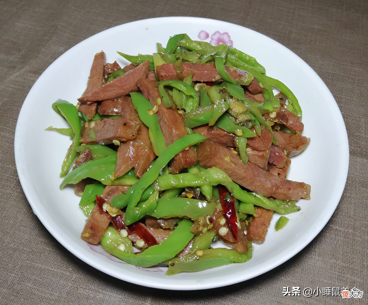 鲜嫩美味的驴肉炒青椒 驴肉炒青椒怎么做好吃