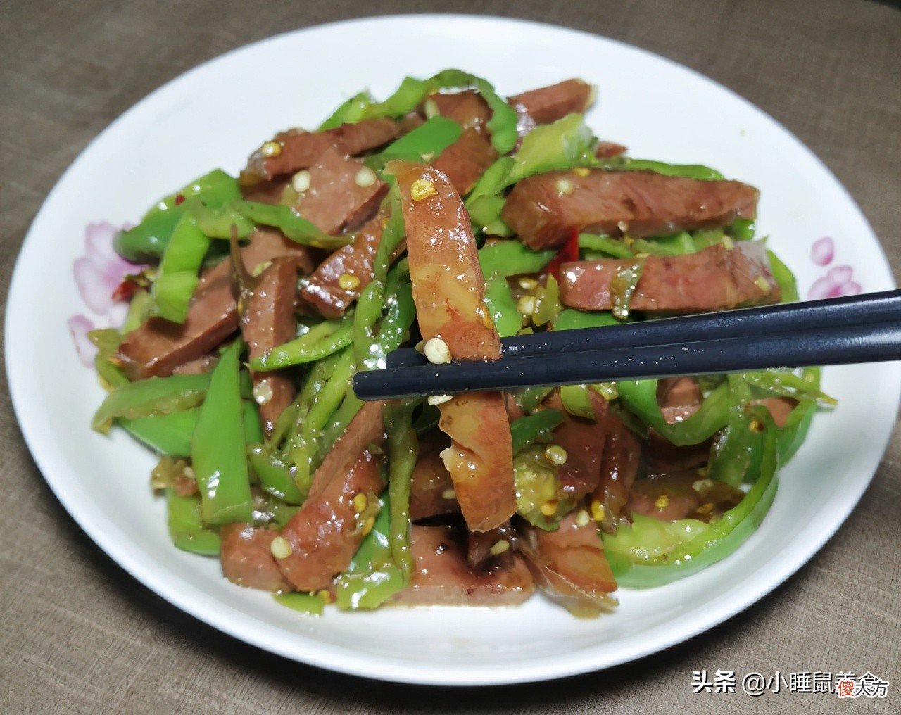 鲜嫩美味的驴肉炒青椒 驴肉炒青椒怎么做好吃