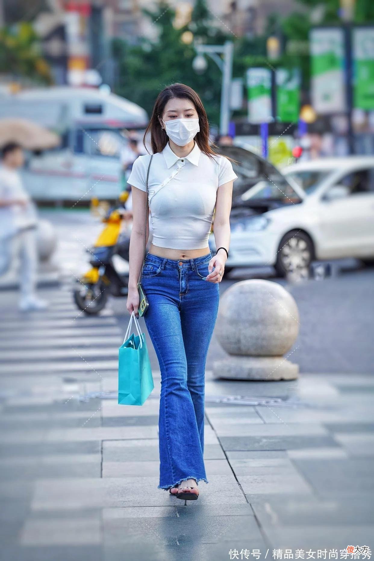【就爱时尚】纯白色背心紧身的款式，不仅显女性成熟美，而且搭配低腰牛仔裤还有小蛮腰氛围感
