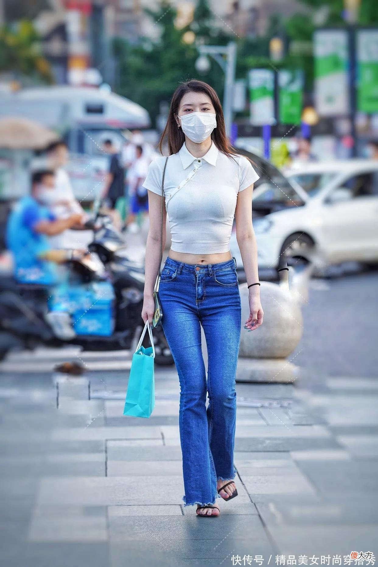 【就爱时尚】纯白色背心紧身的款式，不仅显女性成熟美，而且搭配低腰牛仔裤还有小蛮腰氛围感