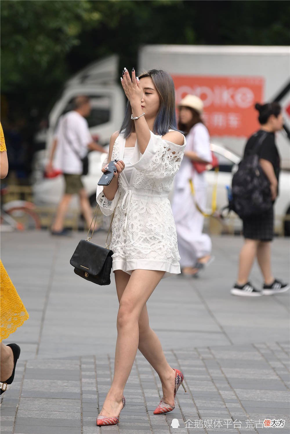 【时尚一点】彩色编织条纹的尖头细跟鞋，搭配白色提花连衣短裤，特点很鲜明