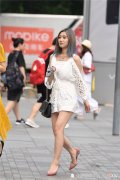 【时尚一点】彩色编织条纹的尖头细跟鞋，搭配白色提花连衣短裤，特点很鲜明