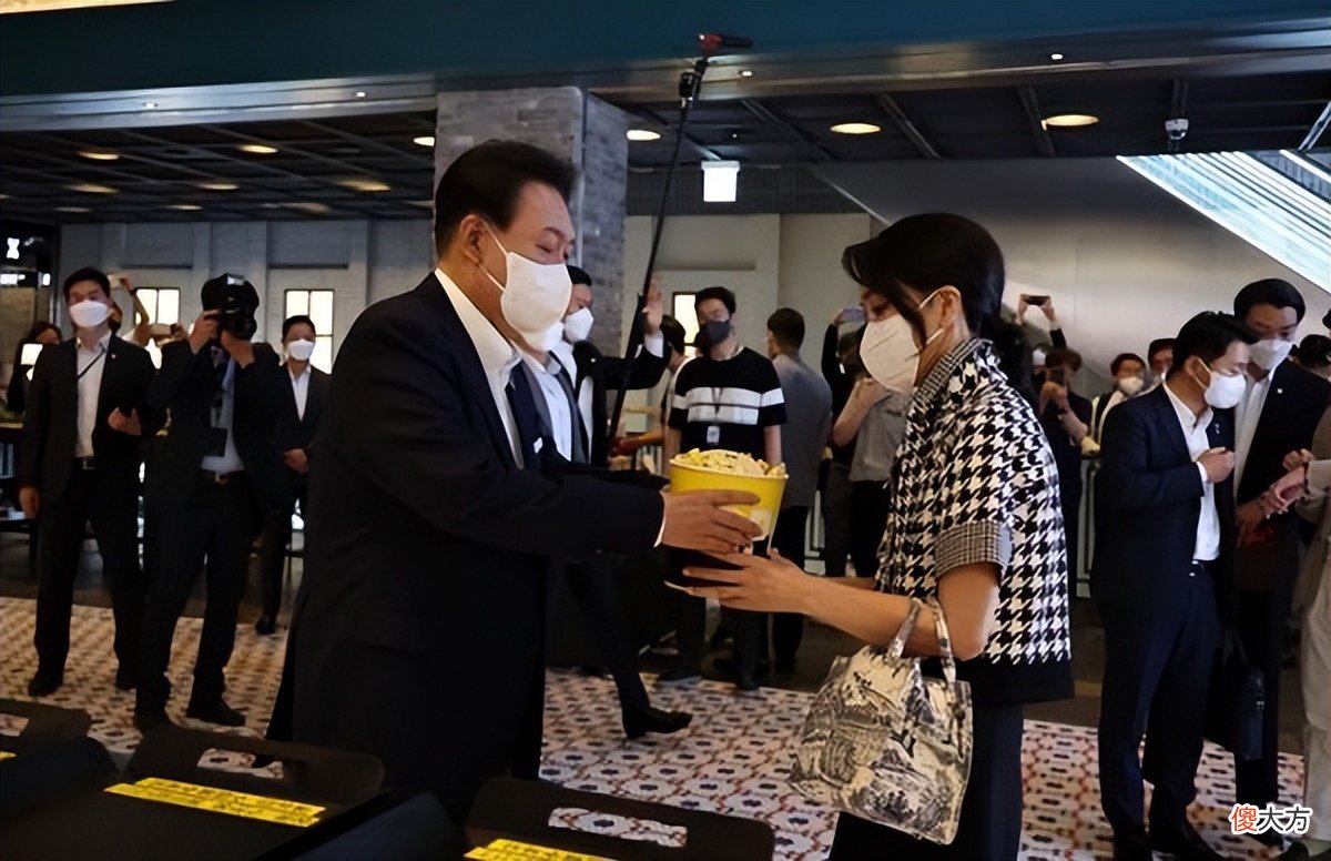 【时尚一点】韩最美第一夫人挑大梁!又去拜访全斗焕夫人,衣服皱巴巴罕见翻车