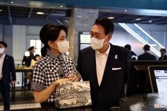 【时尚一点】韩国第一夫人没有总统陪伴，又翻车！拜访全斗焕夫人，衣服太皱了