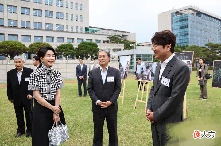 【时尚一点】韩国第一夫人没有总统陪伴，又翻车！拜访全斗焕夫人，衣服太皱了