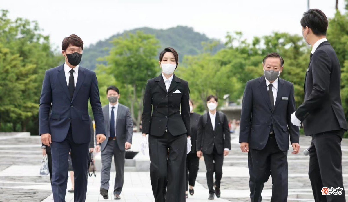 【时尚一点】韩国第一夫人没有总统陪伴，又翻车！拜访全斗焕夫人，衣服太皱了