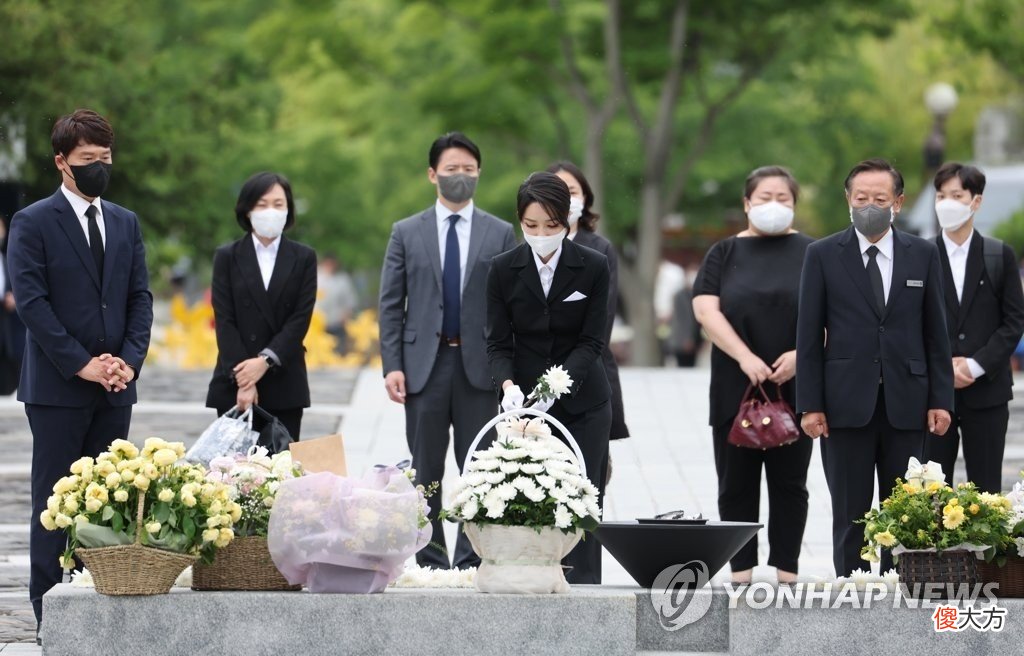 【时尚一点】韩国第一夫人没有总统陪伴，又翻车！拜访全斗焕夫人，衣服太皱了