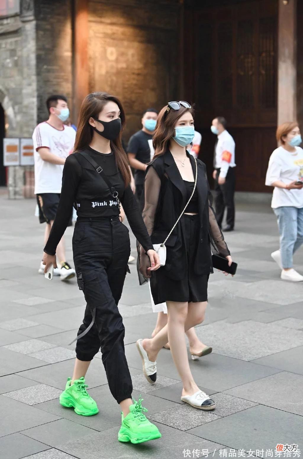 【就爱时尚】美女靓丽的身姿，搭配简单随意的休闲装，帅气大方，魅力十足！