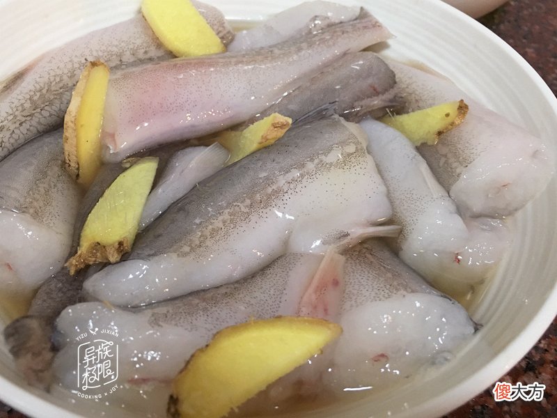 汕头人最喜欢的豆腐鱼做法之一，百吃不厌，北方人一口不敢吃