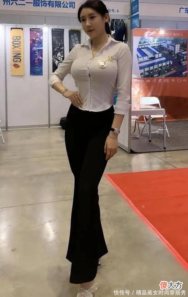 【时尚一点】白衬衫配上喇叭裤，时髦美女穿出不一样的质感