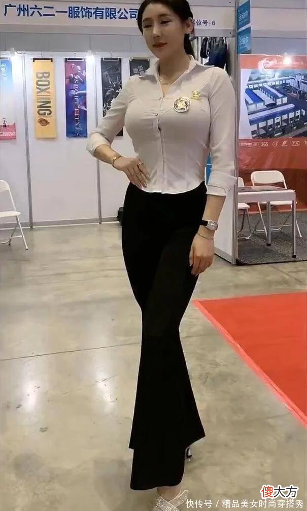 【时尚一点】白衬衫配上喇叭裤，时髦美女穿出不一样的质感