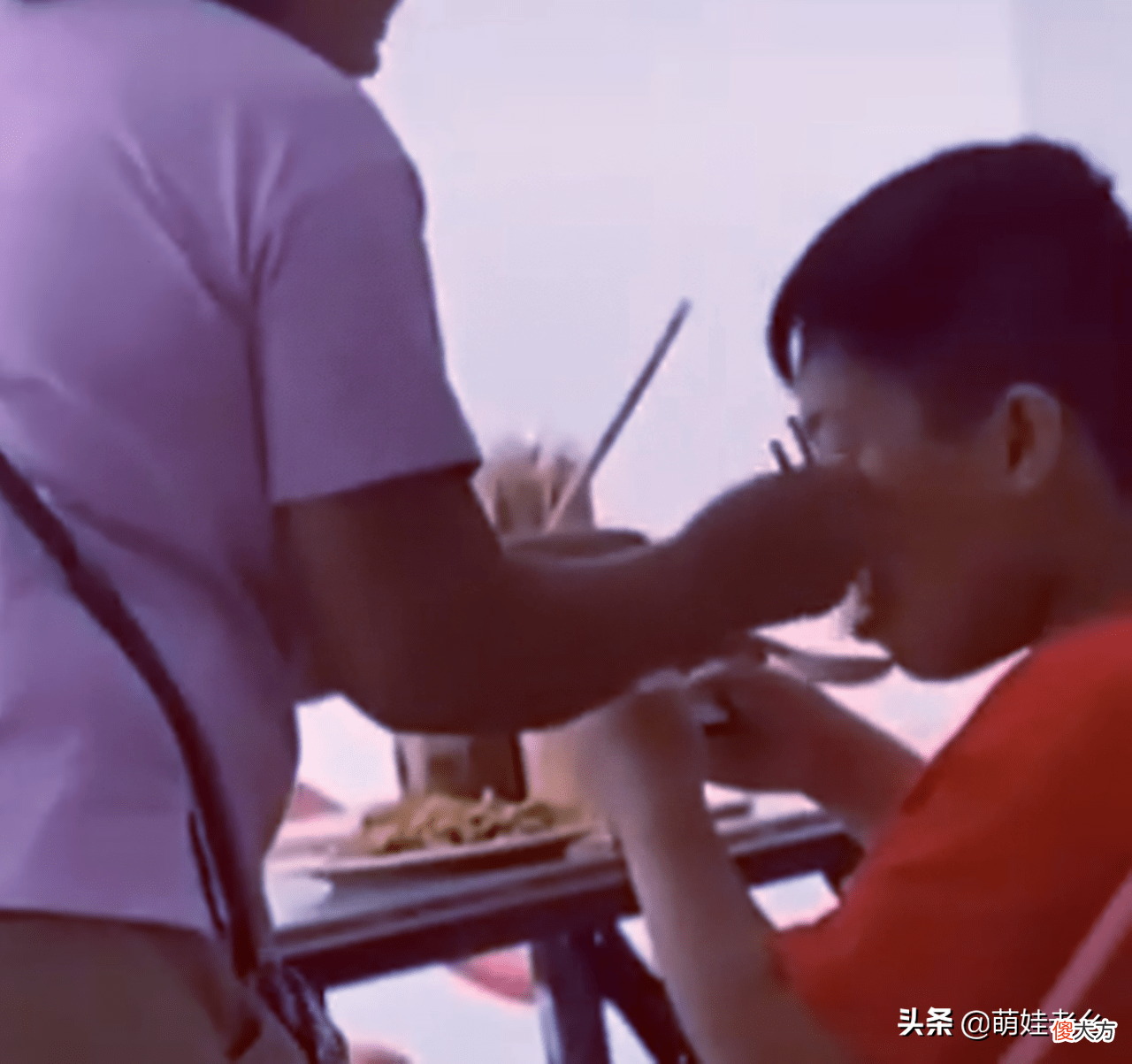 娃坐着玩手机游戏 小孩坐着玩的游戏