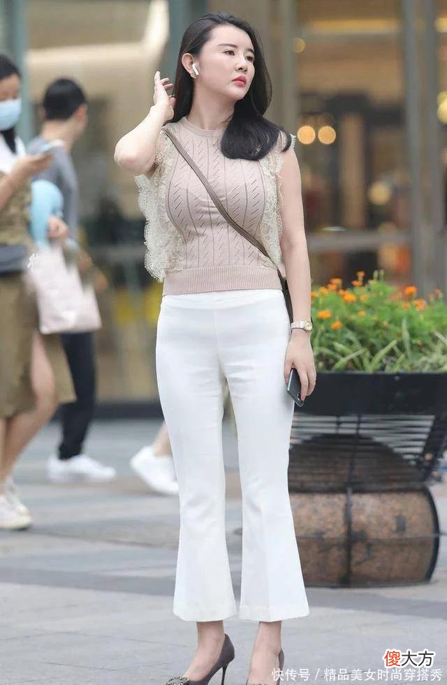 【时尚一点】街拍：杏色针织无袖衫配白色的小喇叭裤，甜美又知性