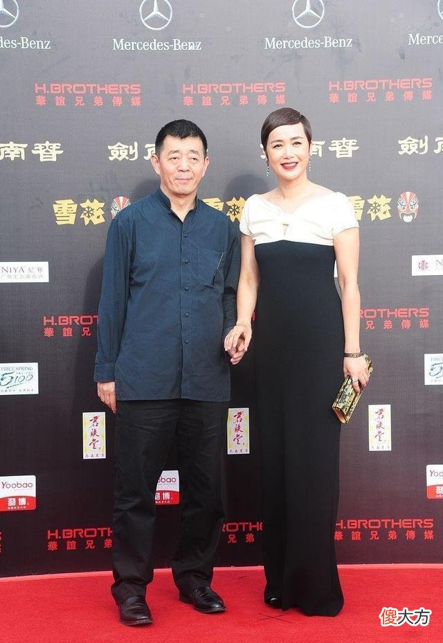 【时尚一点】蒋雯丽和梁静同框，穿黑白印花裙高贵大气，身材越看越迷人