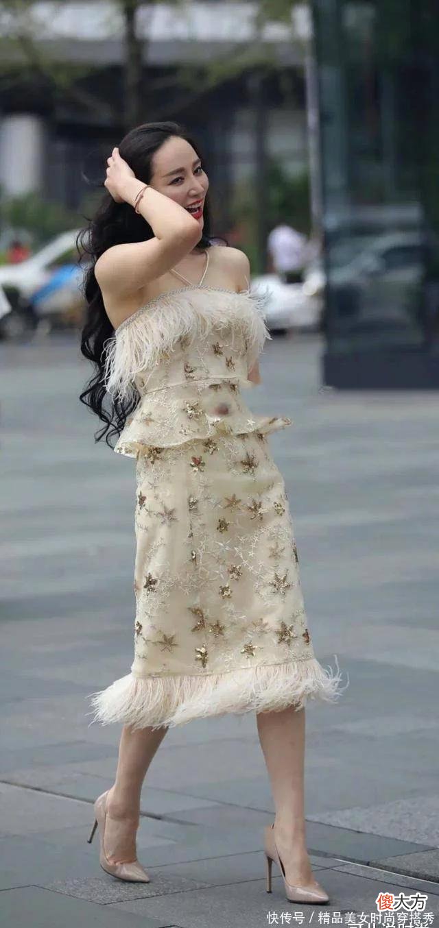 【就爱时尚】吊带黄色绒边裙配高跟鞋，身材太完美了，尽显淑女范！